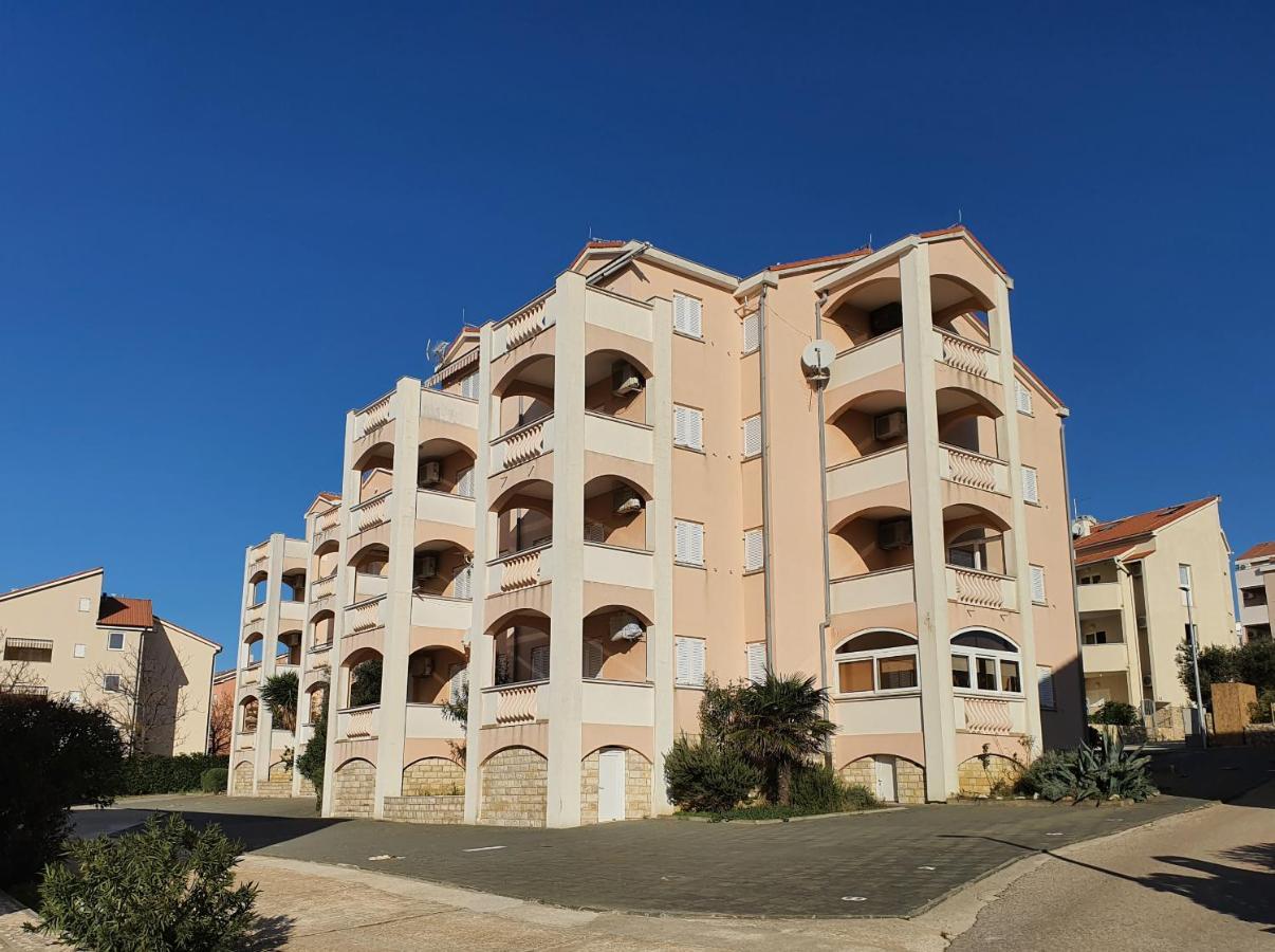 Apartments Coral Novalja Eksteriør bilde